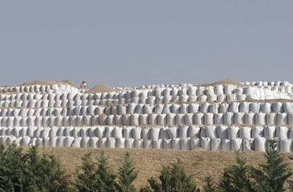 Cientos de sacos de cenizas en el parque de residuos de Valdemingómez, el pasado octubre. 