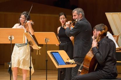 La violinista Lina Tur Bonet (a la izquierda) y el flautista Guillermo Peñalver (en el centro) junto a dos integrantes de MUSIca ALcheMIca durante el concierto en Zaragoza