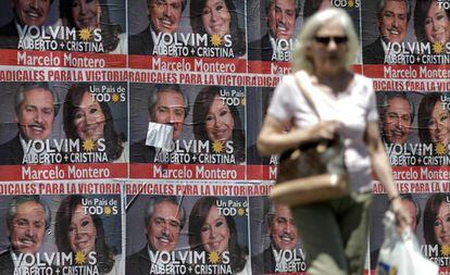 Carteles de propaganda electoral en una calle de Buenos Aires.
