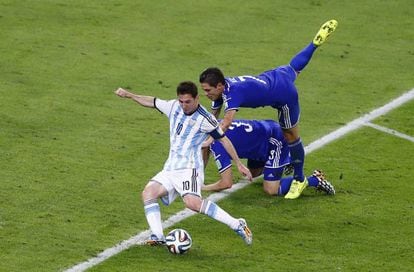 Messi chuta el segundo gol.