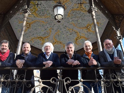 Les Luthiers, el domingo pasado en el templete del paseo del Espolón de Burgos. Desde la izquierda, Tato Turano, Tomás Mayer-Wolf, Carlos López Puccio, Roberto Antier, Jorge Maronna y Martín O'Connor. / RICARDO ORDÓÑEZ