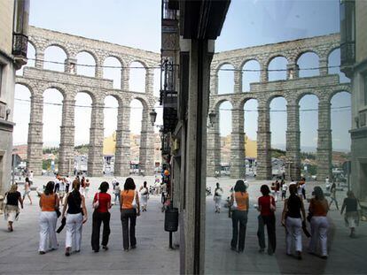 Paseantes por uno de los lugares más interesantes de Segovia: el acueducto romano.