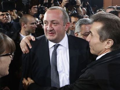 El candidato Margvelashvili (centro) celebra los resultados.