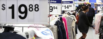 Cliente en una tienda Wal Mart durante el Black Friday