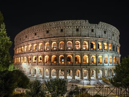 El Coliseo romano iluminado de noche.