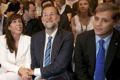 Rajoy, entre Alicia Sánchez-Camacho y Alberto Fernández, durante el mitin de L&#39;Hospitalet.