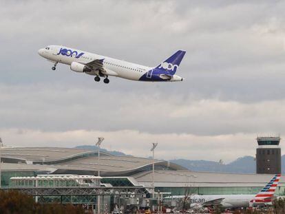 Un avi&oacute;n de Joon despega de un aeropuerto.