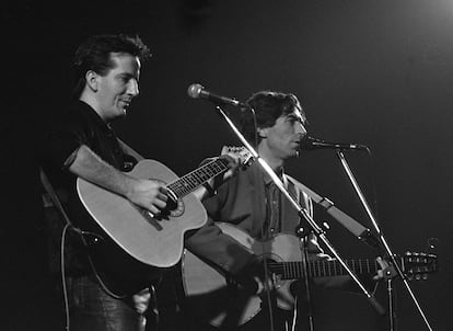 Los dos músicos en un concierto en San Sebastián en 1989 en el Festival Contra el Miedo, organizado en solidaridad con el cantautor vasco Imanol, tras haber sido amenazado en unas pintadas firmadas por ETA.


 