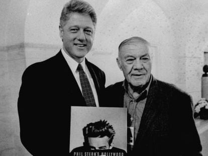 El expresidente Bill Clinton posa con Phil Stern en la presentaci&oacute;n de un libro del fot&oacute;grafo.