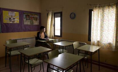 Julio Calle en su antigua clase en Cabrero (Cáceres)