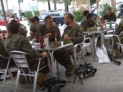 Miembros de la Legión toman cerveza con sus armas en el suelo en Vilafranca del Penedés (Barcelona).