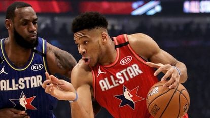 Giannis Antetokounmpo y LeBron James , en el All Star, en febrero de 2020.