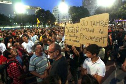 Un millar de indignados han protestado en la plaza Cataluña en rechazo a las detenciones de varios de los 22 presuntos implicados en los actos de acoso a diputados del Parlament de Cataluña.