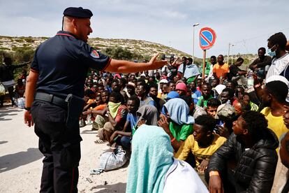 Un 'carabiniere' hablaba el 16 de septiembre a un grupo de migrantes llegados a la isla italiana de Lampedusa.
