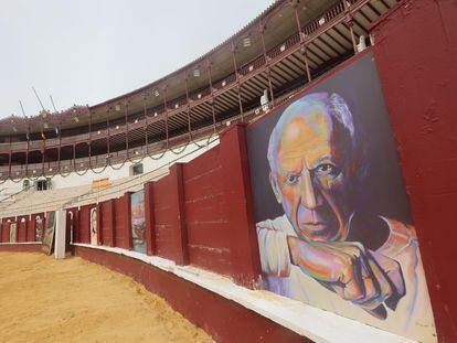 Una imagen de Picasso, en la barrera de la plaza de toros de Málaga.