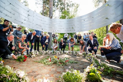 Homenaje de las autoridades noruegas para recordar a las 77 víctimas del doble atentado de hace 10 años, este jueves en el memorial levantado en la isla de Utoya.