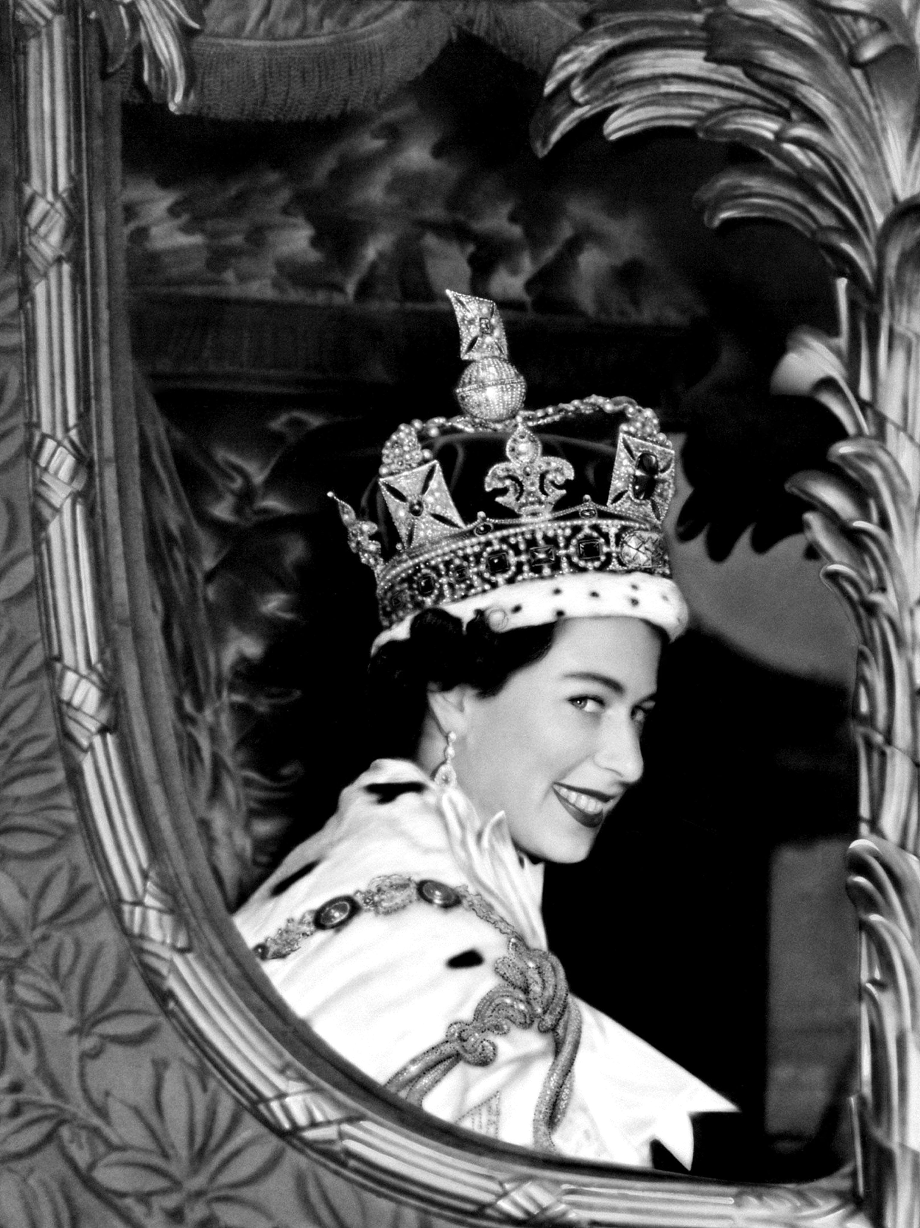 La reina Isabel II con la corona de San Eduardo el día de su entronización, el 2 de junio de 1953, en Londres.