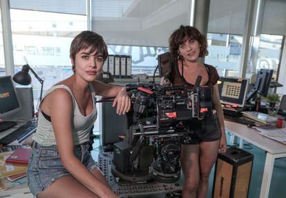 Adriana Ugarte (izquierda) y María León, durante un descanso del rodaje de la serie 'Heridas'.