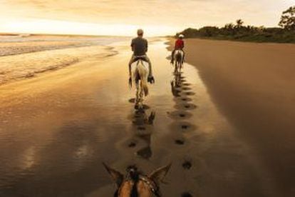 Paseo a caballo en una playa de Nicaragua.