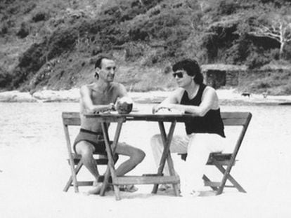 Javier Anastasio (izquierda) con el periodista Jesús Quintero en la playa de Buzios (Brasil), en 1990.
