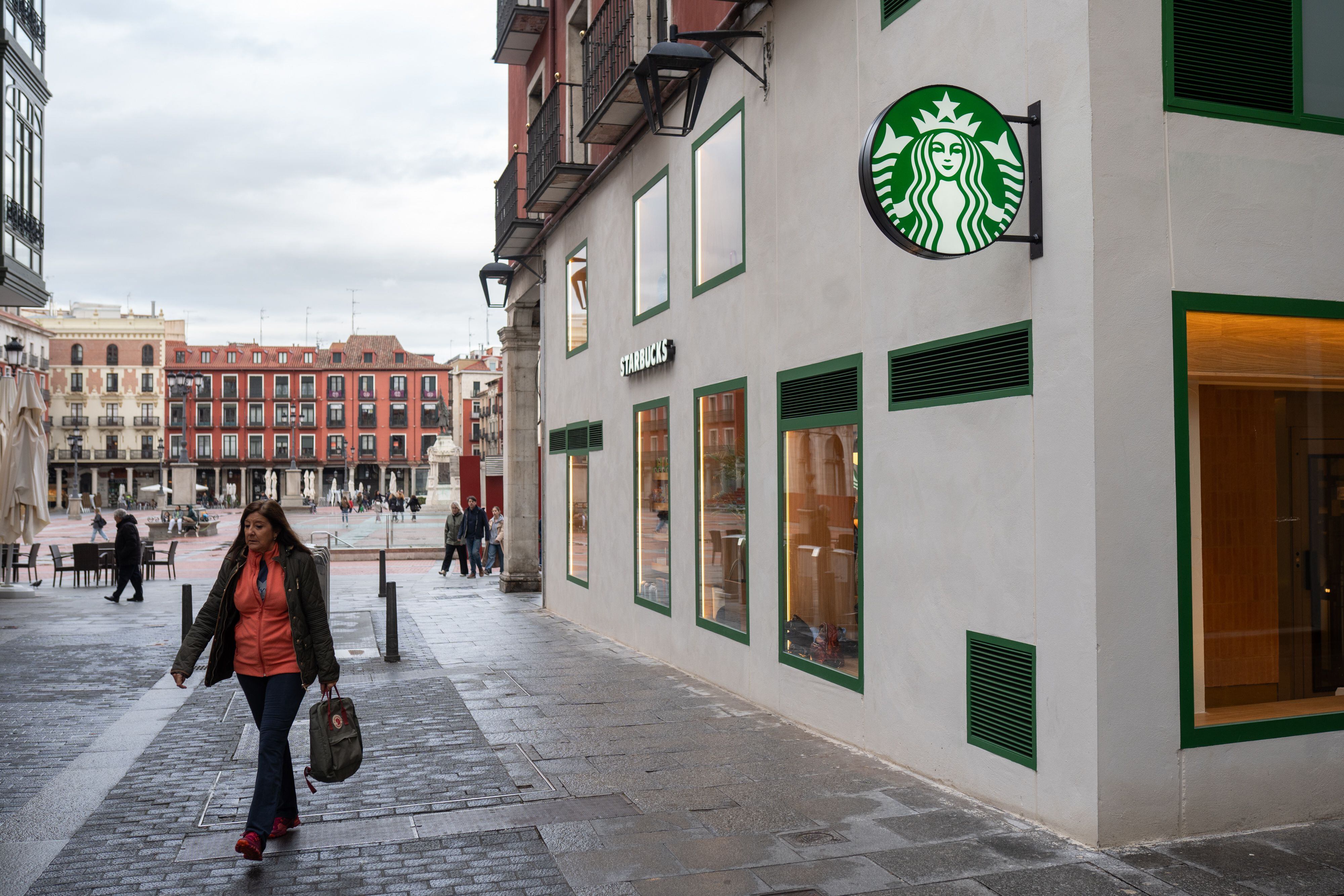 Un Starbucks en la plaza más antigua de España: las franquicias vencen al comercio tradicional en Valladolid