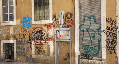 Imagen de pintadas callejeras en las fachadas de una vivienda/Getty