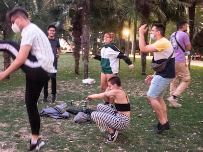 Jóvenes de botellón en los jardines del Templo de Debod de Madrid el pasado 18 de julio