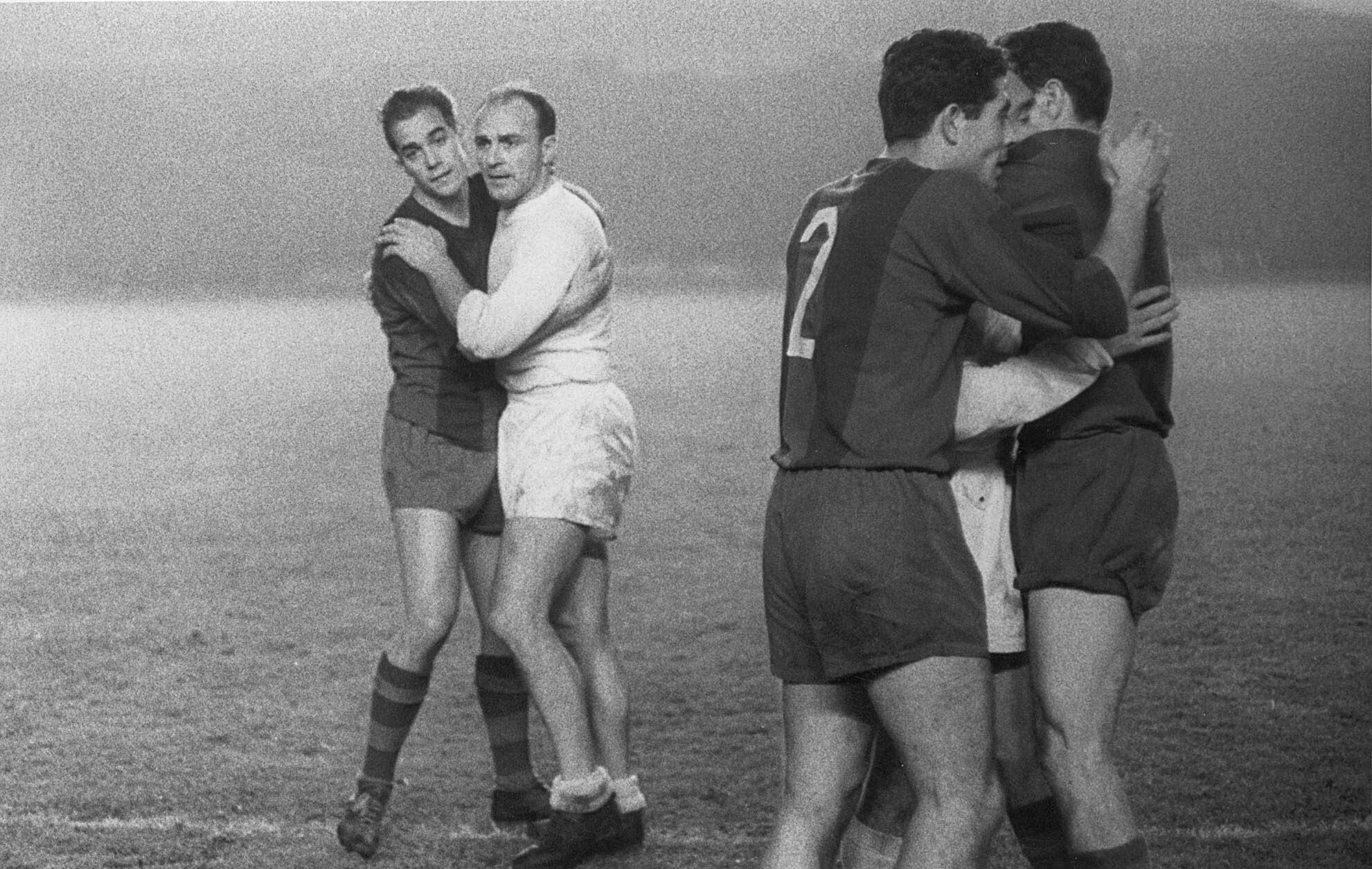 El jugador del Real Madrid, Di Stefano (2º izq), se abraza a Luis Suárez (i) del Barça, tras finalizar el partido de octavos de final de la Copa de Europa del año 1960. El encuentro disputado en el Nou Camp enfrentó al Real Madrid y Barcelona C.F, el 23 de noviembre.
