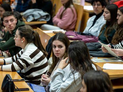 Varios estudiantes en una clase de Escuela de la Educación en la Universidad de Valencia el pasado febrero.