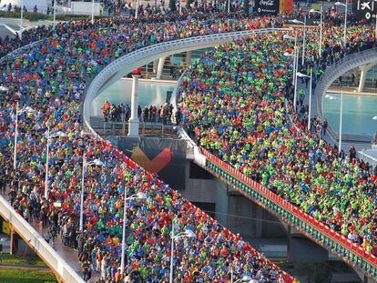 Miles de corredores del Maratón Trinidad Alfonso y de la 10K han salido a las 8,30 de la mañana por el puente de Monteolivete en la capital valenciana.  