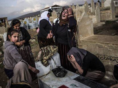 Las mujeres yazidíes lloran en el cementerio de Lalish a sus muertos a manos del Estado Islámico, en 2017.