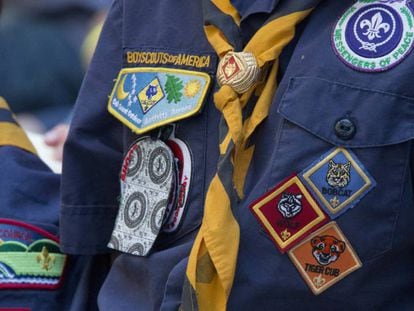 Un miembro de los Scouts de América con sus insignias.