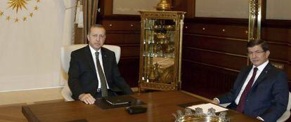 El presidente turco, Recep Tayyip Erdogan, a la izquierda, y su primer ministro, Ahmet Davutoglu, en una reuni&oacute;n esta semana en Ankara.