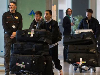 Llegada a Málaga del equipo de fútbol de Wuhan.