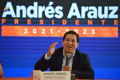 El candidato Andrés Arauz en conferencia de prensa.