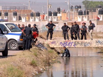 Policías recuperan un cadáver de un canal, en Durango (Estado de Durango), en 2011.