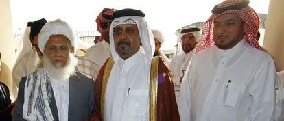 Un representante del Gobierno qatarí inaugura la oficina talibán en Doha el martes.
