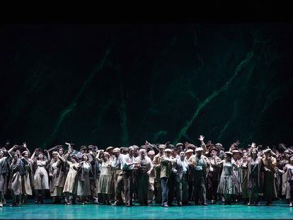 El coro de 'Nabucco' en el Teatro Real de Madrid.