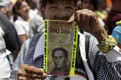 Una mujer protesta contra la política económica del Gobierno, en febrero, en Caracas.