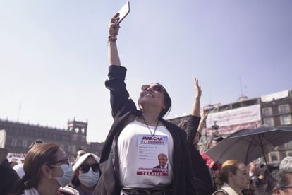 Un seguidora del presidente graba a las multitudes que aguardan la llegada de López Obrador al Zócalo.