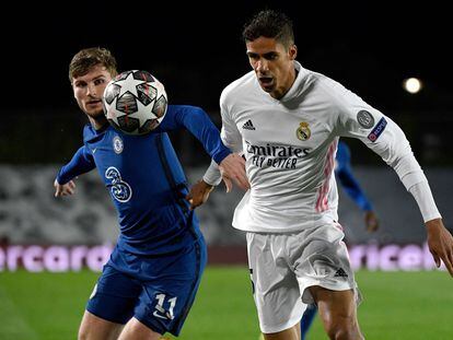 Varane pugna con Werner en la ida de las semifinales de la Champions.