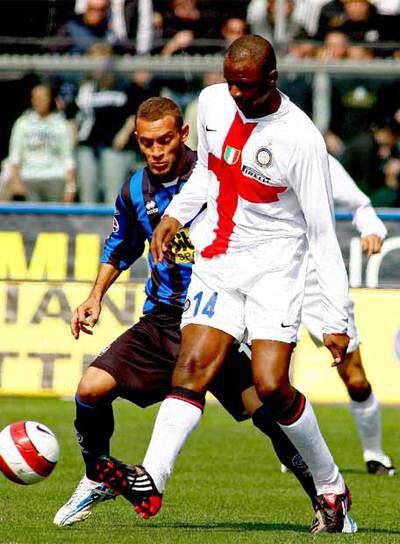 Vieira, del Inter, ante Tiberio, del Atalanta.
