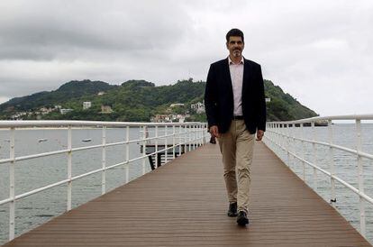 Eneko Goia, del PNV, vencedor en las elecciones en San Sebastián, pasea por la pasarela del Náutico.