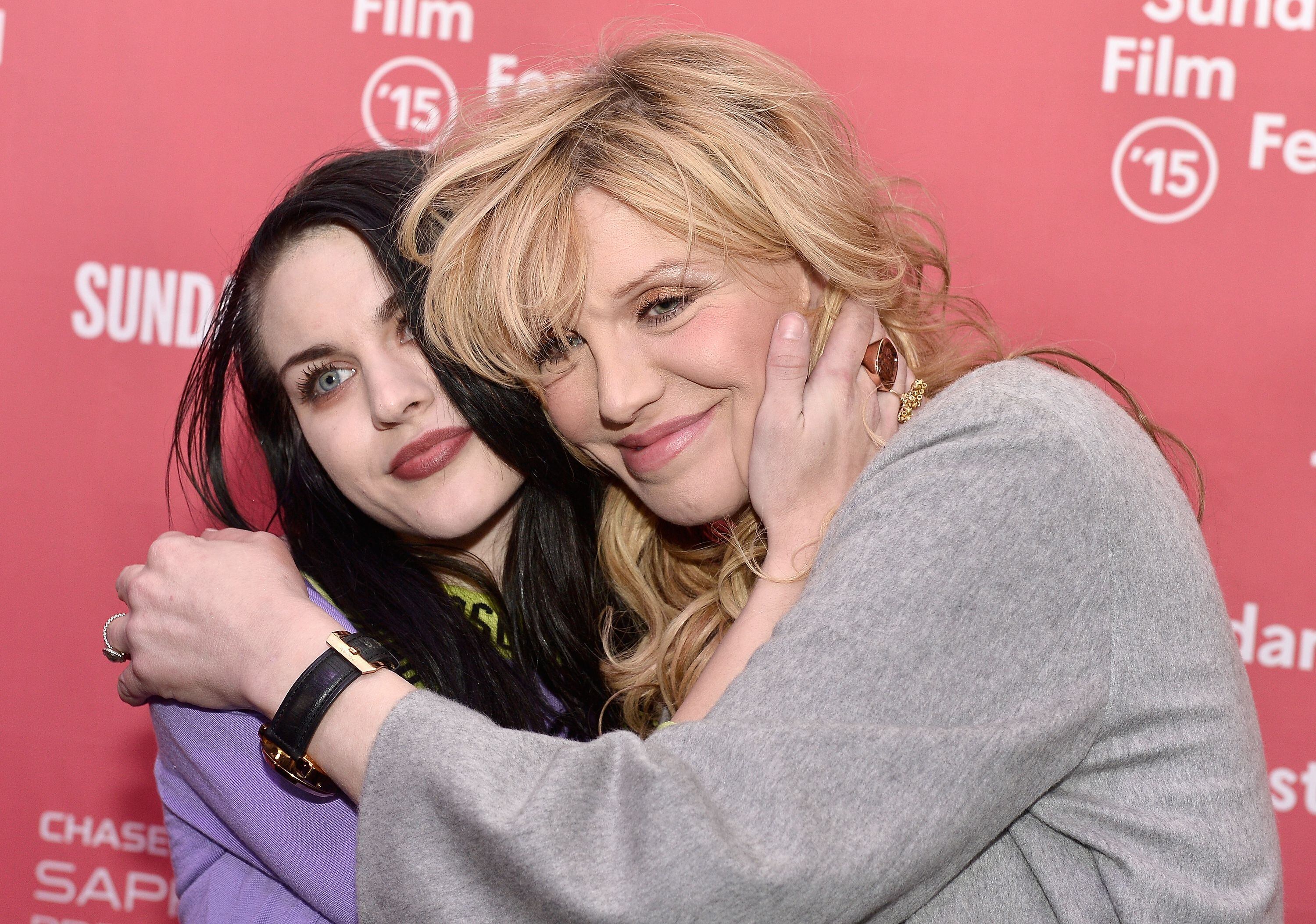 Frances Bean Cobain y su madre, Courtney Love, posan en el estreno de 'Kurt Cobain: Montage Of Heck' (2015) en el festival de Sundance. 