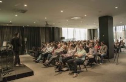 Son muy activos ofreciendo charlas y seminarios técnicos dentro del sector, lo que les ayuda a encontrar a los mejores técnicos.