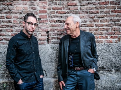 Ben Sidran (derecha) y su hijo Leo Sidran posan en Madrid, este lunes.