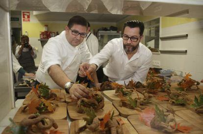 Dani García (izquierda) y Quique Dacosta, preparan en febrero pasado un menú a cuatro manos en Marbella.