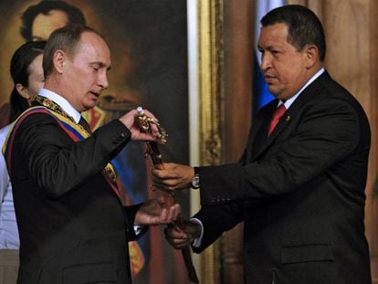 Hugo Chavez muestra a Vladímir Putin una réplica de la espada de Simón Bolívar, en Caracas en 2010.