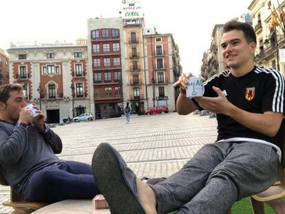 Eduardo y José, los primeros concursantes, en la plaza de España de Alcoi.