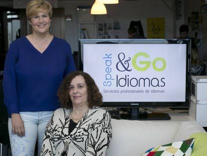 Silvia García, de pie, junto a María Concepción Olmos, fundadoras de Speak & Go.